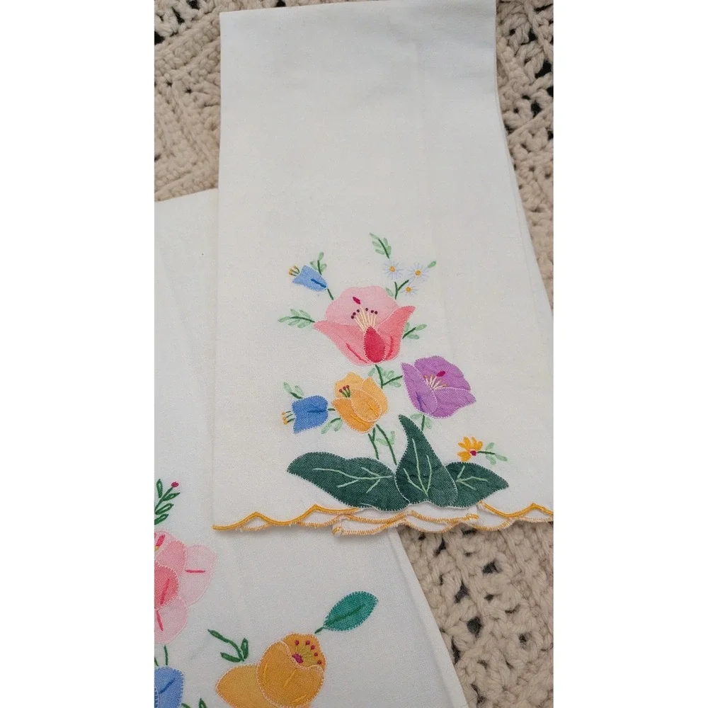 Vintage Floral Embroidered Hand Guest Towels White Scalloped Edge Set of 2